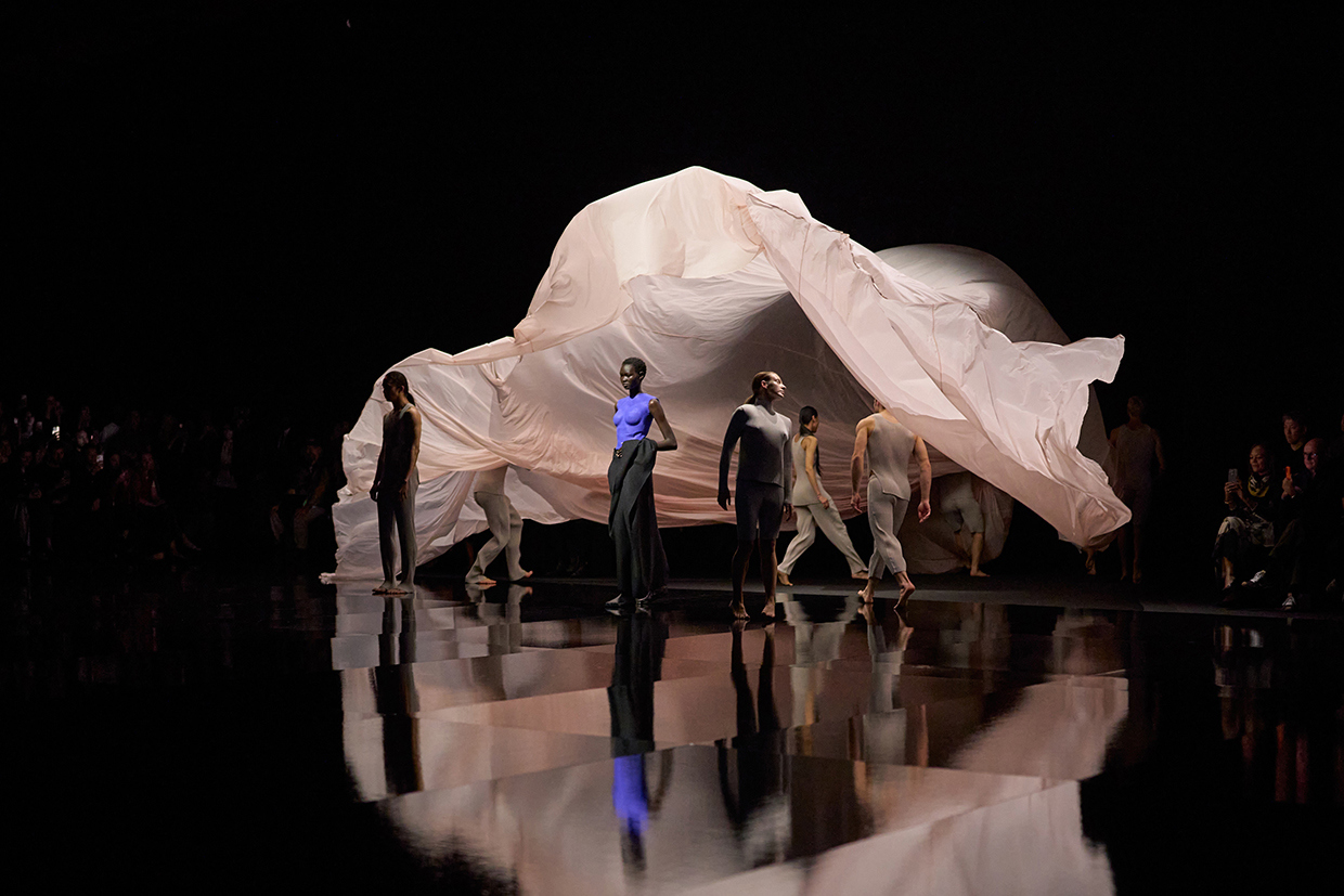 ISSEY MIYAKE SS27 SHOW IMAGE 001 MAIN Andrea Adriani (Gorunway)
